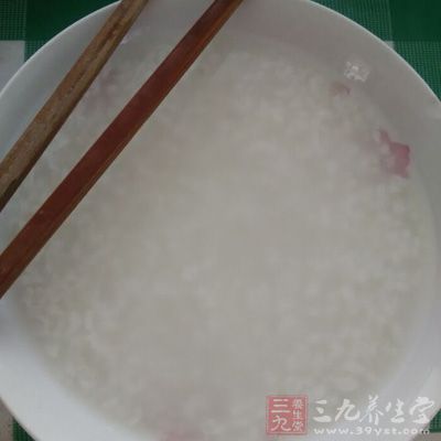 粳米50克，葡萄干10克，以适量清水先煮粳米至九成熟