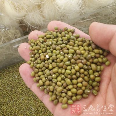材料：绿豆20克，薏仁20克，莲子20克，适量蜂蜜