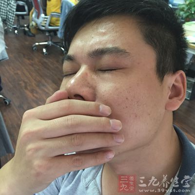 人在疲惫和睡眠不足的情况下，打哈欠是很正常的