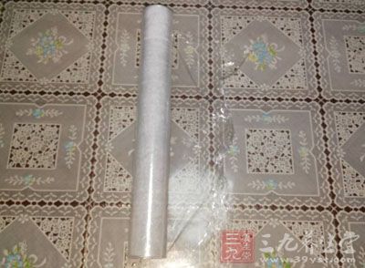 整卷顏色泛黃色的為聚氯乙烯(PVC)材質(zhì)，白色的為聚乙烯