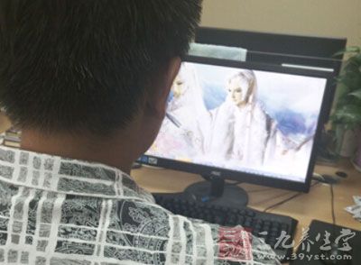 因为长时间从事频繁使用手腕和手指的工作,手腕关节因密集、反复和过度的活动而逐渐形成损伤 因为长时间从事频繁使用手腕和手指的工作,手腕关节因密集、反复和过度的活动而逐渐形成损伤