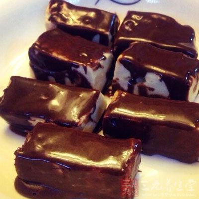 每粒低脂葡萄干巧克力含热量4卡路里