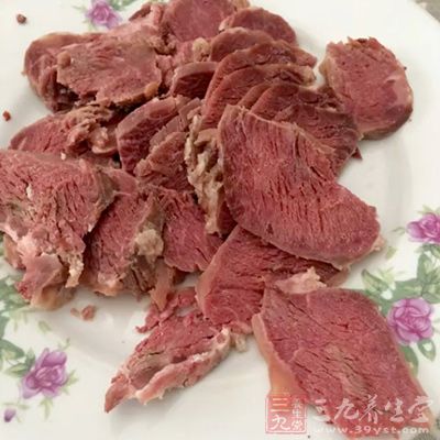 黃芪、何首烏各30克，牛肉250克，調(diào)味品適量。