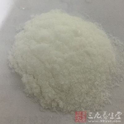 鹽分可造成頭發(fā)內(nèi)滯留水分過多，影響它的正常生長發(fā)育。