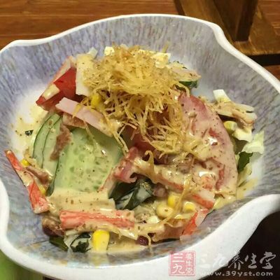 如深绿色叶菜、橙黄色蔬菜水果，颜色越深，含量越高