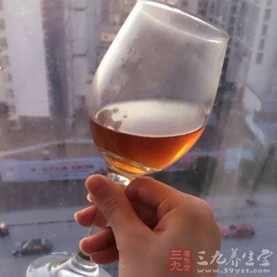 记住少量饮酒。每天喝20-30毫升红葡萄酒