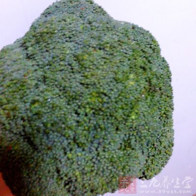 富含花青素的食物有：西兰花