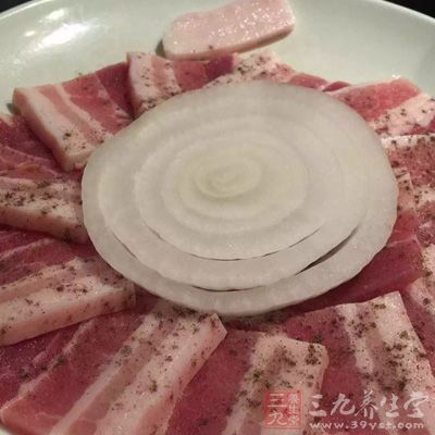 富含蛋白质的食物有：瘦肉、鱼、乳、蛋和大豆制品