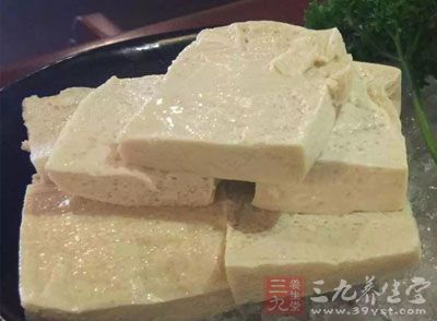 讓寶寶多吃海產(chǎn)品、豆制品、奶制品、雞蛋、根莖類蔬菜