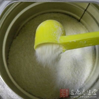 寶寶的奶粉適宜用50—60℃的溫開水沖泡