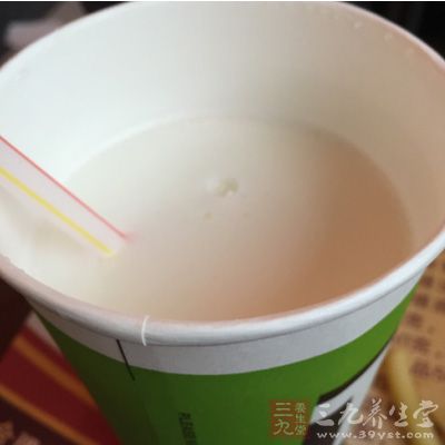 将拌好的纯牛奶倒入酸奶杯中