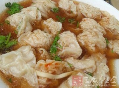 虾肉馄饨的做法很简单，我们可以在家里制作