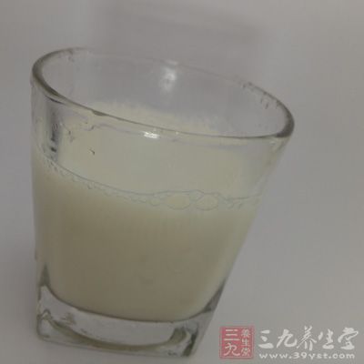 取热牛奶一杯，睡前服之