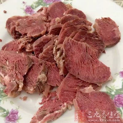 如运动员吃牛肉，鸡心肉，虾等高蛋白食物