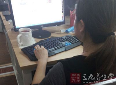 电脑操作使人的头部缺乏活动且久处于同一种姿势，时间过久则出现颈椎代偿性增生