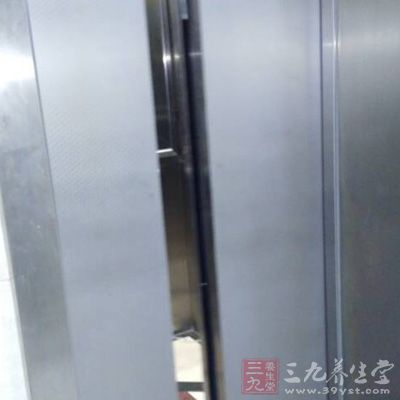 因?yàn)殡娞萏幱诰S修階段，不能正常工作運(yùn)行