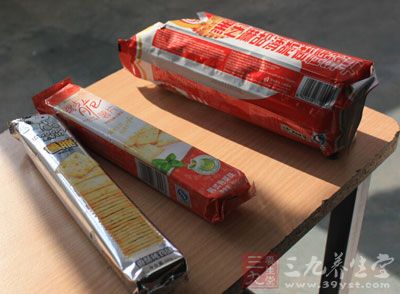 电脑不宜摆放零食饮料