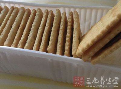 电脑不宜摆放零食、饮料