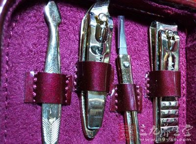 选择婴儿专用的指甲剪、剪刀或指甲锉