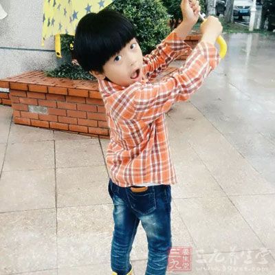 操作：在宝宝游泳的过程中，操作者要和宝宝进行有效的沟通，给宝宝唱唱儿歌，鼓励宝宝在池中转圈，游泳结束后要赞美爱抚宝宝