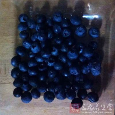 蓝莓中含有一种特殊色素Anthocyanosides，这是一种天然的抗氧化剂