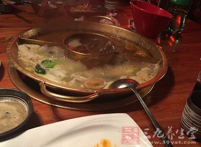 吃火锅千万不可心急，从火锅中取出的食物要量小，并等降温后入口为宜。