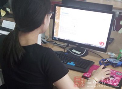 对在办公室一坐一整天的OL们来说,腿部血液不畅通,很容易积水 对在办公室一坐一整天的OL们来说,腿部血液不畅通,很容易积水