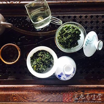 茶含有人體需要的多種維他命和微量元素，尤其是綠茶還能防癌抗癌，長期從事租車電腦工作的人更應(yīng)常飲茶。