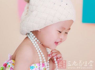 孩子常用舌头舔松动的乳牙或新长出的恒牙