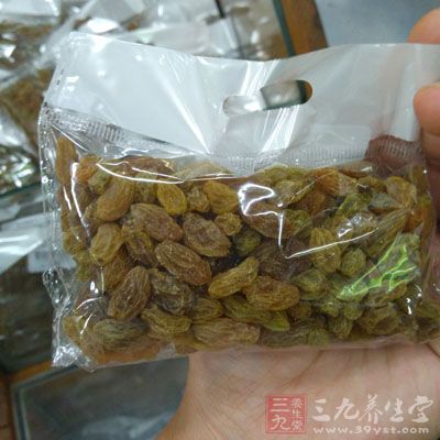 葡萄干洗凈，與蘋果一起放入沸水鍋