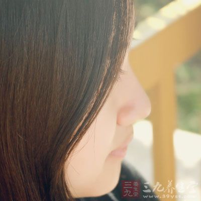 洗发之前梳整头发是去屑的第一步 洗发之前梳整头发是去屑的第一步