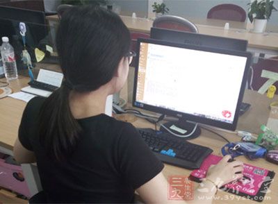 经常对着电脑或书本过度用眼会消耗肝血