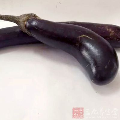 茄子洗干净备用