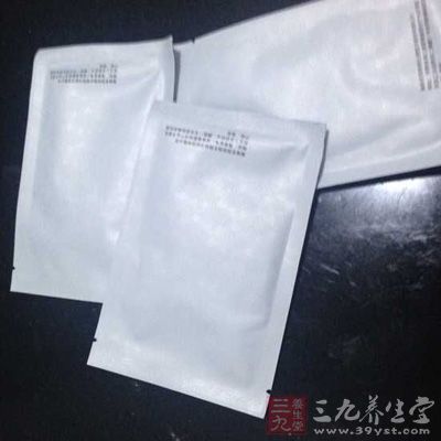 常使用撕扯性质的面膜会扯破发炎处，更会造成毛孔粗大