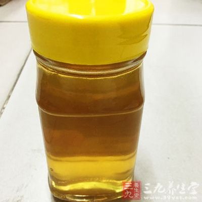 红豆250克，绿豆250克，白砂糖40克，蜂蜜适量，低粉320克，水100克，黄油40克，色拉油60克