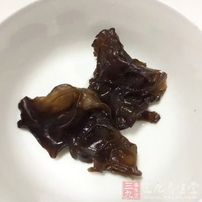 黑木耳用溫水泡發(fā)