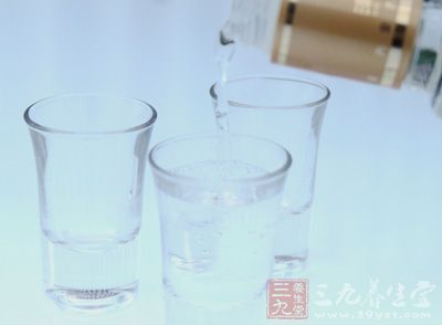 经常喝酒也会对皮肤有刺激作用