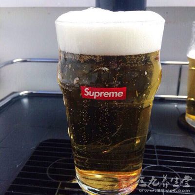 由于生啤所含的酵母菌在进入人体后仍能存活 由于生啤所含的酵母菌在进入人体后仍能存活