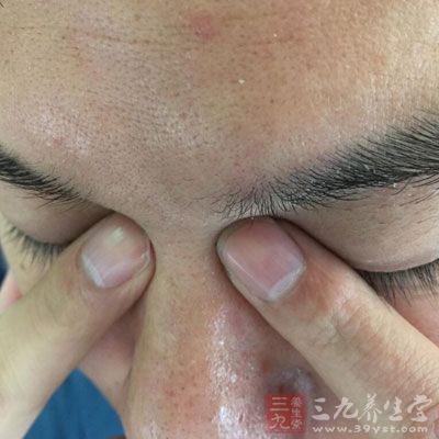 周末到郊外旷野放放风筝，在望远的过程中，处于紧张状态的眼肌会自然放松