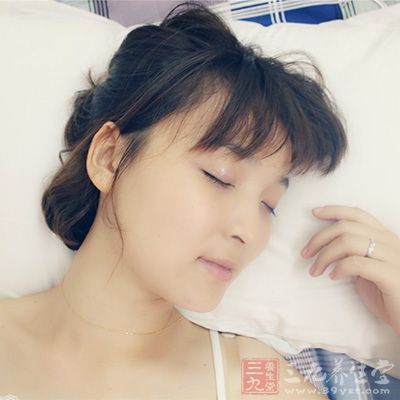 不规律的睡眠会使你皮肤中的水分流失