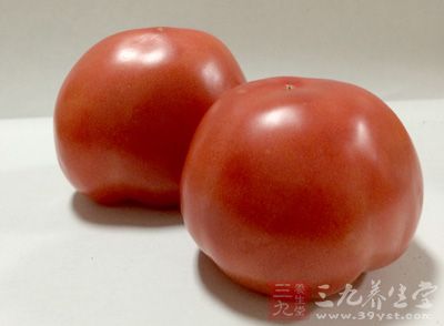 數(shù)只新鮮口蘑，一個(gè)番茄