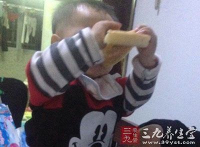 “小果儿,我们来玩水喽! “小果儿,我们来玩水喽!