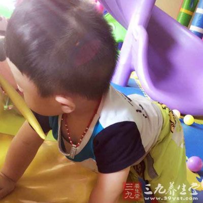 在幼儿时期，宝宝的足弓还没有形成