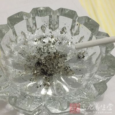 很多上班族喜欢用抽烟来缓解压力 很多上班族喜欢用抽烟来缓解压力