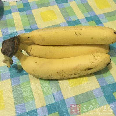 香蕉含有的大量水溶性植物纤维,能够引起高渗性的胃肠液分泌 香蕉含有的大量水溶性植物纤维,能够引起高渗性的胃肠液分泌