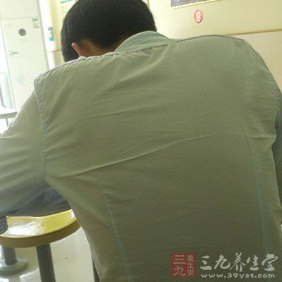 借由腹部力量，使肩膀