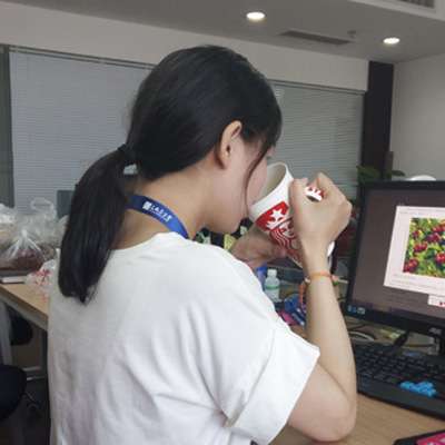 在办公桌上放瓶水 在办公桌上放瓶水