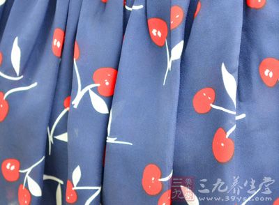 当感到胸部出现剧烈、紧缩、压榨性的疼痛 当感到胸部出现剧烈、紧缩、压榨性的疼痛