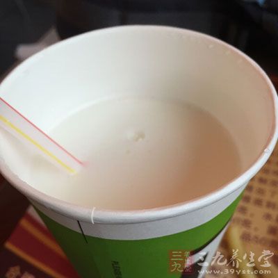 牛奶300克;一枚鸡蛋的蛋白