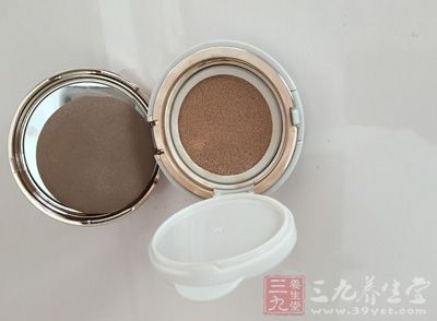 使用不适合自己的膏霜和化妆品